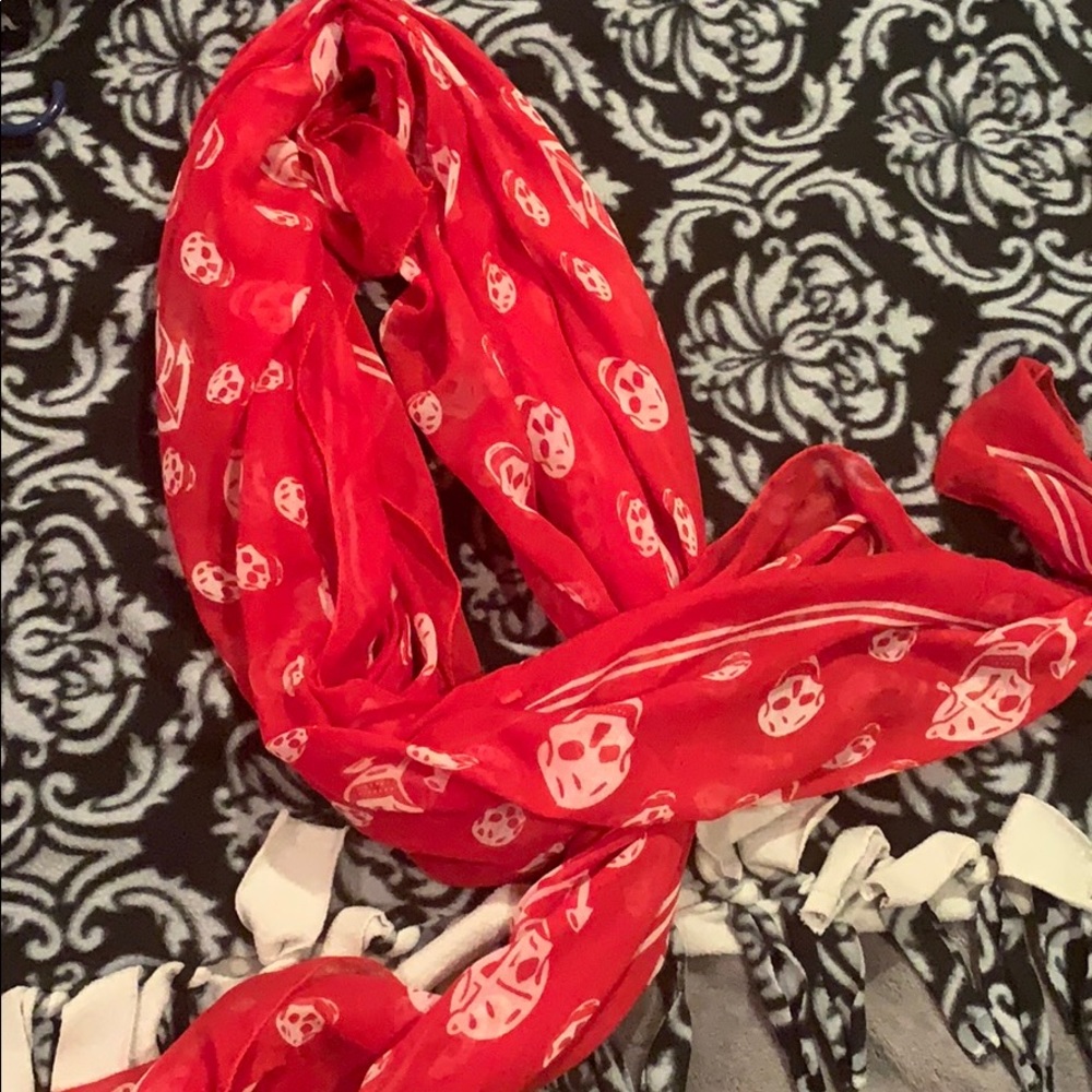 Red scarf with white skulls💀